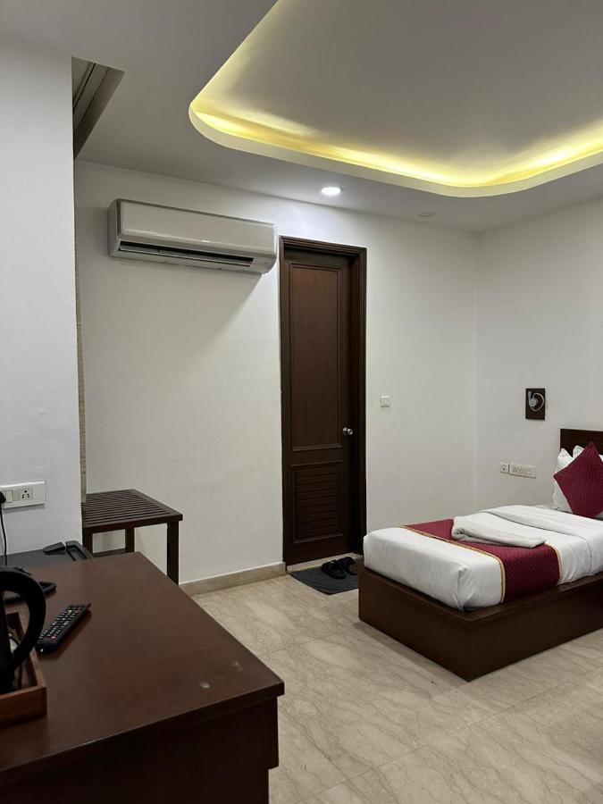 Hotel The Imperio New Delhi Exterior photo